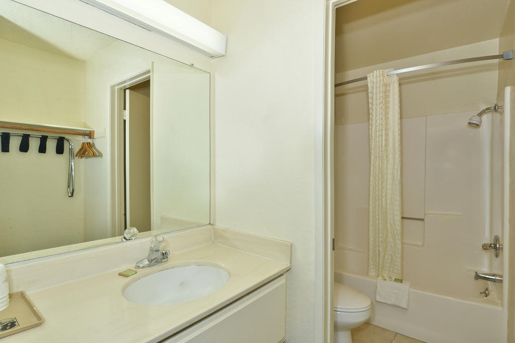 Super 8 By Wyndham Bakersfield/Central Δωμάτιο φωτογραφία